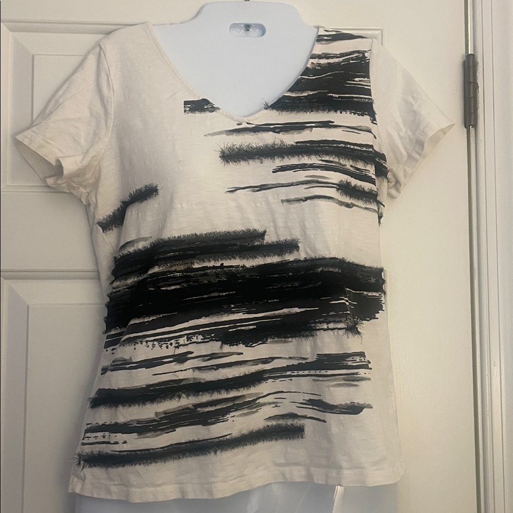 🩷 3/$18 Chico’s Zenergy beaded Abstract Black and White V-Neck T-Shirt relaxed